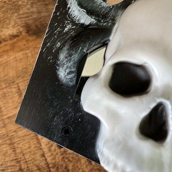 Toil and trouble animatronic decoration with sound lights up light up mirror - Picture 7 of 7